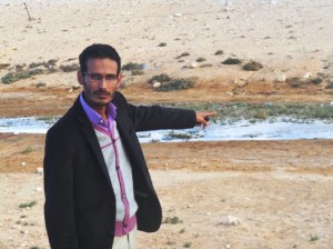 عز علوش من شباب قرية علوش المتضررة من مياه الصرف الصحى