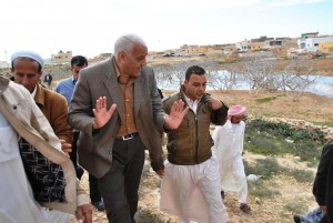 نسبة الأسر المتصلة بخدمة الصرف الصحي  25.4 بالمائة ونصيب الفرد من الصرف 77.6 لتر/ يوم و72 بالمائة من الأسر غير متصلة بشبكة الصرف الصحي العامة وهي قيمة مرتفعة بالنسبة لباقي محافظات الجمهورية.