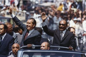 ريتشارد نيكسون مع السادات في أول زيارة لرئيس أمريكي إلى مصر